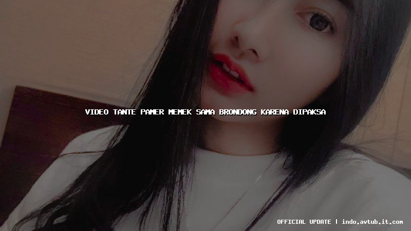 video tante pamer memek sama brondong karena dipaksa